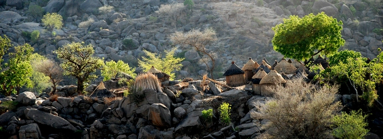 maison construite sur les montagnes 